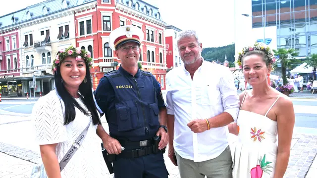 Daniela Pirker, Chefinspektor Helmut Allmayer, Bürgermeister Gerhard und Evelyn Köfer