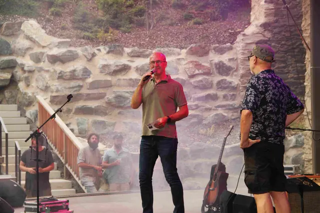 Eventmanager Werner Glösl begrüßte die vielen Gäste in der ausverkauften Burgarena Stadtschlaining zu "UNDER THE BRIDGE"