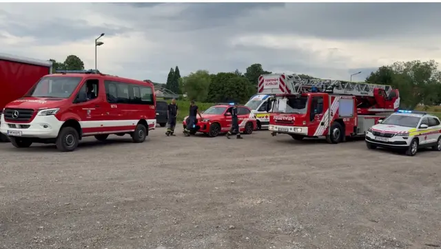 Einsatzkräfte suchen in Lanzendorf nach einem abgestürzten Paragleiter. | Foto: DOKU-NÖ