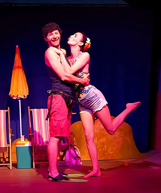 Die schwungvolle Musikkomödie Dolce Vita &amp; Scandale Teil 2 mit und von den ARTworkers ist wieder ein Erolgsprogramm, das die Besucher schon in den ersten Minuten zum Lachen bringt. Die Premiere auf der Seebühne des Nepomuk-Teichs in Waldhausen wurde viel bejubelt. | Foto: ARTworkers