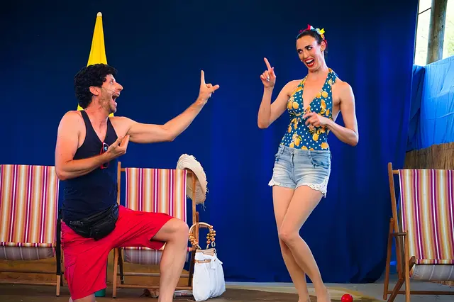 Die schwungvolle Musikkomödie Dolce Vita &amp; Scandale Teil 2 mit und von den ARTworkers ist wieder ein Erolgsprogramm, das die Besucher schon in den ersten Minuten zum Lachen bringt. Die Premiere auf der Seebühne des Nepomuk-Teichs in Waldhausen wurde viel bejubelt. | Foto: ARTworkers