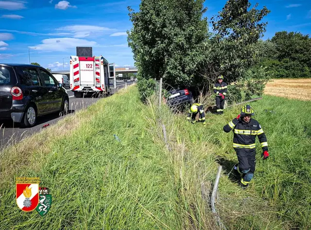 Kurz nach der Autobahnauffahrt Mooskirchen krachte ein Pkw am Freitag gegen einen Baum. | Foto: FF Mooskirchen