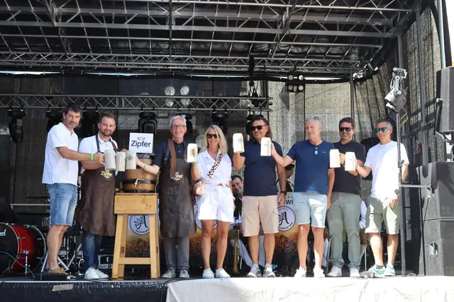 Mit dem Bieranstich kurz nach 15 Uhr wurde das Stadtfest 2025 eröffnet. Am Bild sind: Mathias Niederbacher (Vizebürgermeister Landeck), der  Landtagsabgeordnete Dominik Traxl, Bgm. Herbert Mayer, Stadträtin Doris Sailer, Konrad Bock (Obmann Tourismusverband TirolWest), Stadtfest-Organisator Walter Sprenger, Stadtrat Peter Vöhl und Gemeinderat Patrick Rudig.  | Foto: Elisabeth Zangerl