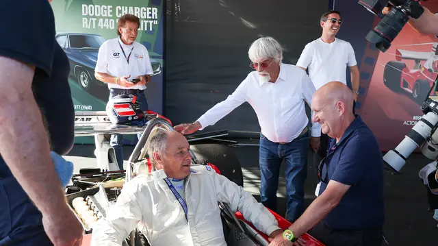 Gerhard Berger testet, Bernie Ecclestone und Mark Mateschitz schauen zu. | Foto: Ripu