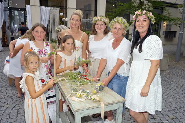 Beim Binden von Blumenhaarkränzen in der "Blumenstube" | Foto: eggpress