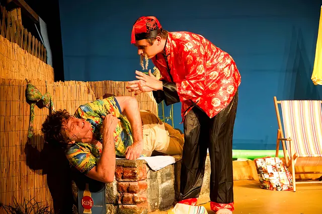 Die schwungvolle Musikkomödie Dolce Vita &amp; Scandale Teil 2 mit und von den ARTworkers ist wieder ein Erolgsprogramm, das die Besucher schon in den ersten Minuten zum Lachen bringt. Die Premiere auf der Seebühne des Nepomuk-Teichs in Waldhausen wurde viel bejubelt. | Foto: ARTworkers