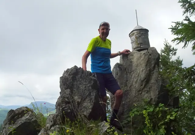 Ein bisserl ausgesetzt ist die Felsnadel mit der Gipfeldose.