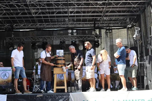 Mit dem Bieranstich kurz nach 15 Uhr wurde das Stadtfest 2025 eröffnet.  | Foto: Elisabeth Zangerl