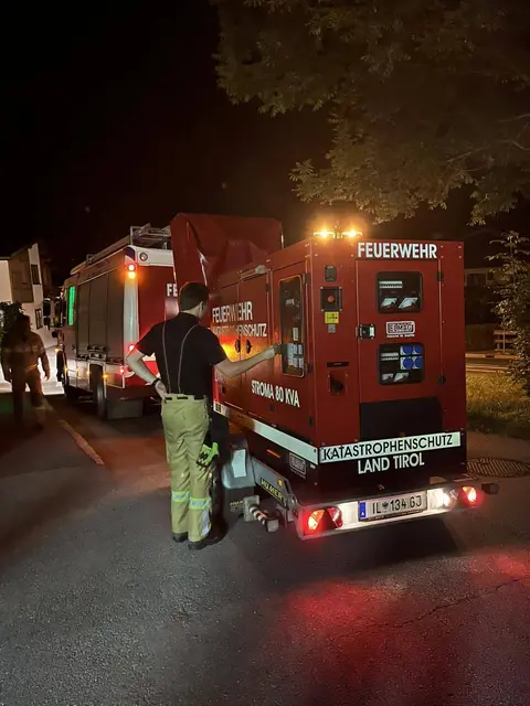 Aus den Nachbarregionen erhalten die Feuerwehren vor Ort Unterstützung. | Foto: Feuerwehr Fieberbrunn/FB