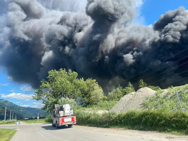 Starke Rauchentwicklung mit tief schwarzen Rauchwolken. | Foto: Stützpunkt II - Feuerwehr Greifenburg