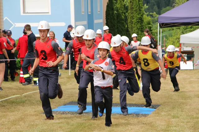 103 Jugend- und 80 Aktivgruppen traten in den verschiedenen Wertungsklassen zum Feuerwehr-Leistungsbewerb (Bezirkswertung) in Riedersdorf an.  | Foto: Wolfgang Etzelsdorfer