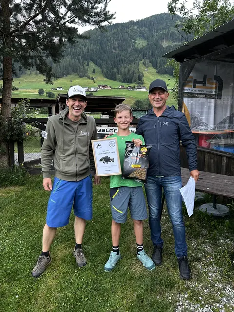Von links Siller Reinhard, Karpfen König 2025 Felix Hofer mit Obmann Markus Müller | Foto: Fischereiverein Neustift