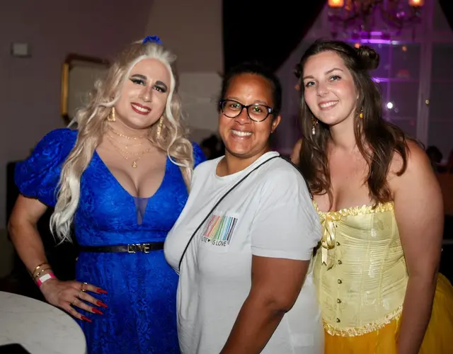 Jackie (Mitte), Obfrau des Vereins "Queeres Wiener Neustadt" konnte sich über eine erfolgreiche Veranstaltung freuen. | Foto: Sascha Trimmel