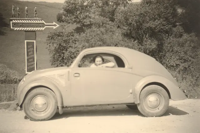 Fahrschule 1939 mit Wegweiser zum KZ Mauthausen | Foto: Sammlung Franz Walzer