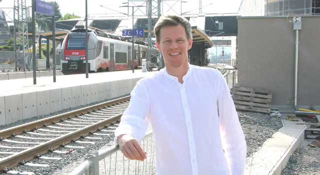 Bürgermeister Lukas Schmied fordert, dass am neuen Bahnhof Fritzens-Wattens wieder Regionalzüge halten.