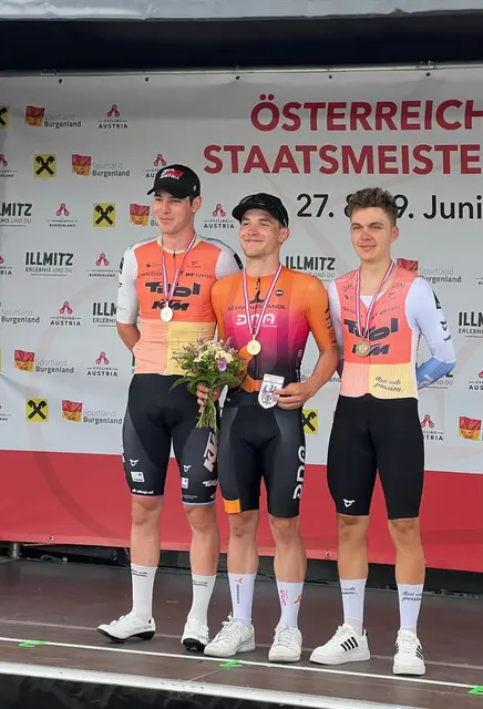 Großer Jubel für das junge Ottensheimer Schwingshandl Cycling Team. Adrian Stieger holt den Meistertitel im Zeitfahren in der U23. | Foto: Hammerschmid