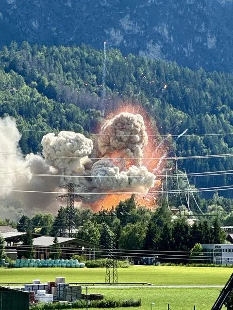 Im Verlauf des Nachmittags kam es zu einer massiven Ausbreitung des Brandgeschehens, wobei sich auch eine große Explosion ereignete.  | Foto: Unterwainig/FB
