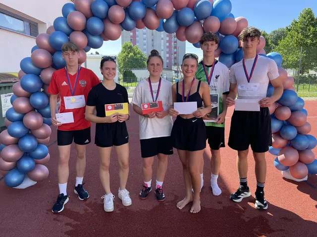 Die Erstplatzierten bei den LäuferInnen:
Daniel Mihalin, Anna Lena Rohrer, Leoni Katava, Sophie Hasler, Tobias Kulman und Leon Maschler | Foto: HAK/HAS OP
