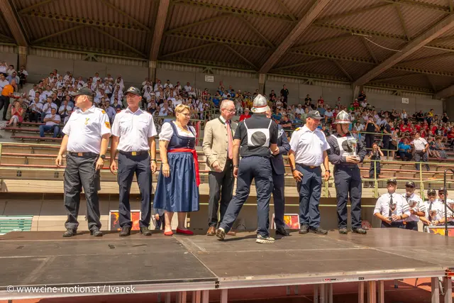 Landesfeuerwehr-Kommandant Dietmar Fahrafellner, Stellvertreter Martin Boyer, Bürgermeisterin Karin Baier   Landeshauptfrau-Stellvertreter Stephan Pernkopf, Bundeskanzler Christian Stocker und Landesfeuerwehr-Kommandant Dietmar Fahrafellner übergeben die Pokale. | Foto: www.cine-motion.at / Ivanek