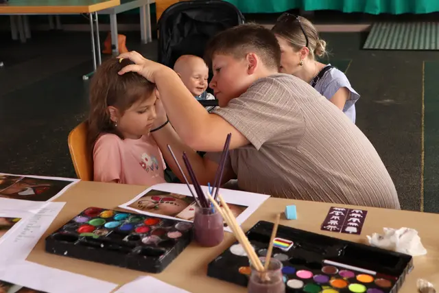 Felix war der Meister beim Kinderschminken | Foto: Gerhard Langmann