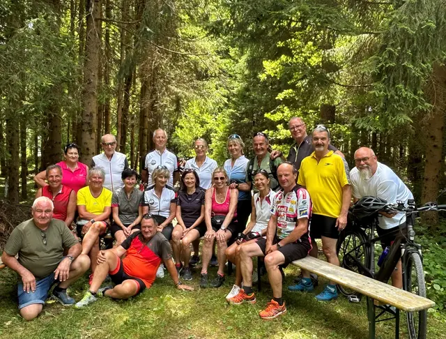Josef Jernej (vorne in der Mitte), Gerald Grebenjak (rechts), Rene Pitomec (3. von rechts)