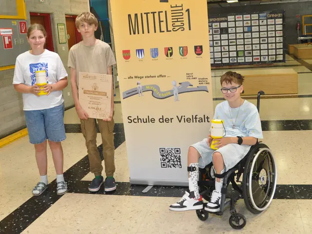 Die fleißigsten Spendensammler Christine Hildel (2A), Felix Jagoditsch (3A) und Giacomo Canella (1B) wurden besonders gelobt 