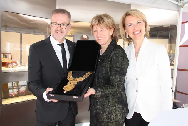 Die Bürgermeisterkette in Händen: Christoph Norz, Bgm. Christine Oppitz-Plörer und Andrea Norz, anlässlich 250 Jahre Goldschmiedewerkstatt Norz. | Foto: Ilic
