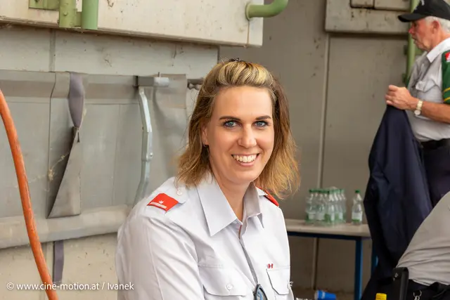 Daniela Antl von der FF Hochleithen aus dem Bezirk Mistelbach gehörte zum Leitungsteam vor dem Zelt A. | Foto: www.cine-motion.at / Ivanek