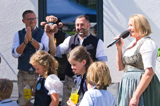 Auch Kinder standen beim Fest auf der Bühne und schenkten abschließend dem glücklichen Wirt einen süßen Teddybären. | Foto: Alfred Hofer