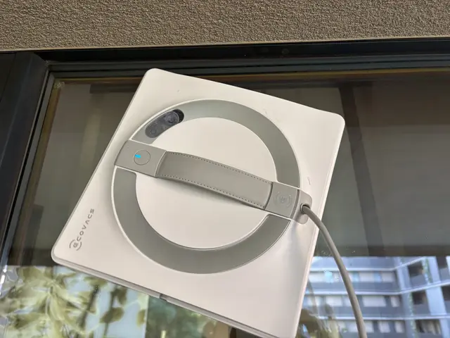 Der Fensterputzroboter im Praxistest von MeinBezirk. | Foto: MeinBezirk