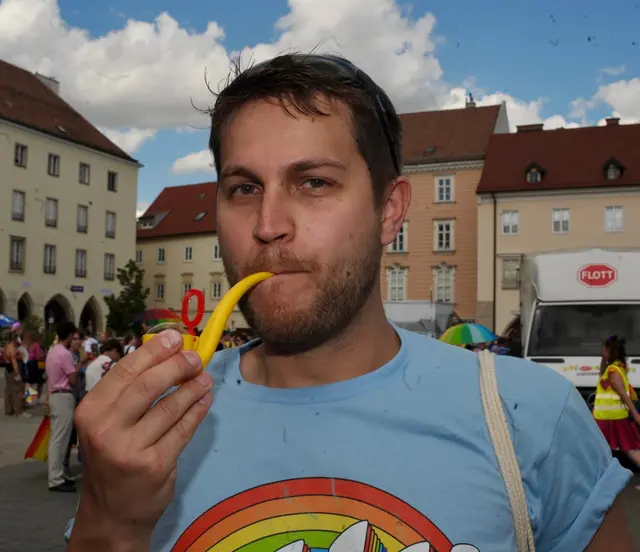 Grünen-Klubobmann Michael Diller-Hnelozub bei der Regenbogenparade. | Foto: Sascha Trimmel