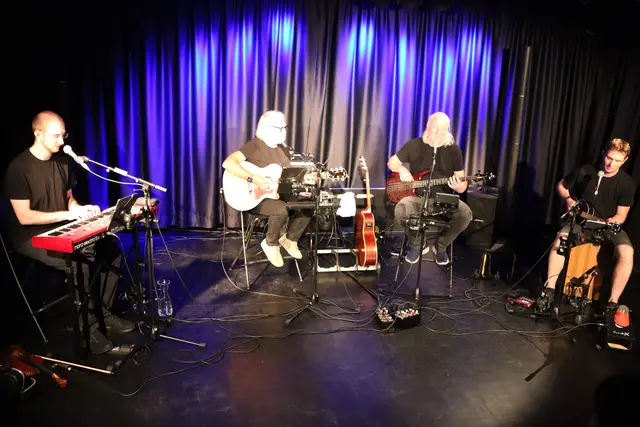 Wohnzimmerambiente mit zartem Blauschimmer | Foto: Gerhard Langmann