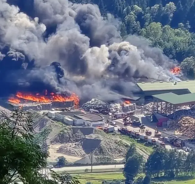 Am 28.06.2025 um 13.25 Uhr wurde bei der Landesleitzentrale der Polizei Tirol ein Brand mit starker Rauchentwicklung bei einem Abfallwirtschaftszentrum in Nußdorf-Debant gemeldet. | Foto: Kannengießer/FB