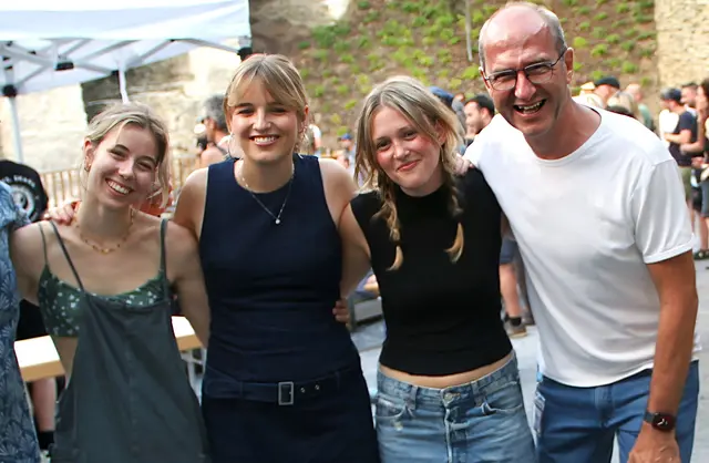 "Lovehead" - drei sympathische "Girls" aus dem Nordburgenland begeisterte mit einem selbstbewussten Auftritt in der Burgarena und überzeugten auch Eventmanager Werner Glösl mit "Erdnussallergie".