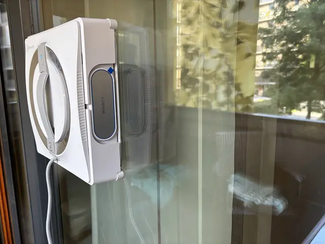 Der "Ecovacs Robotics Winbot W pro OMNI" sorgt für saubere Fenster | Foto: MeinBezirk