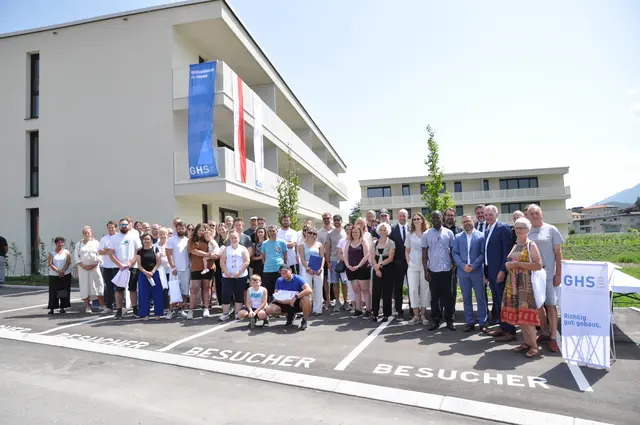 Die neu gebildete Mietergemeinschaft freut sich auf das zukünftige Zusammenleben am Sonnenplateau.