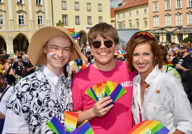 Die NEOS teilten kleine Fahnen aus: Theodor Harnisch, Gemeinderat Bernhard Lutzer und NÖ-Fraktionsobfrau Indra Collini. | Foto: Sascha Trimmel