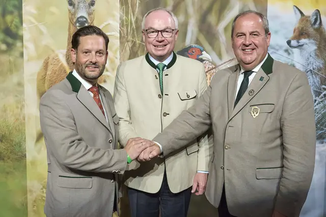 Der neue Landesjägermeister Christoph Metzker, LH-Stellvertreter Stephan Pernkopf und der ehemalige Landesjägermeister Josef Pröll. | Foto: Georges Schneider /NÖ Jagdverband