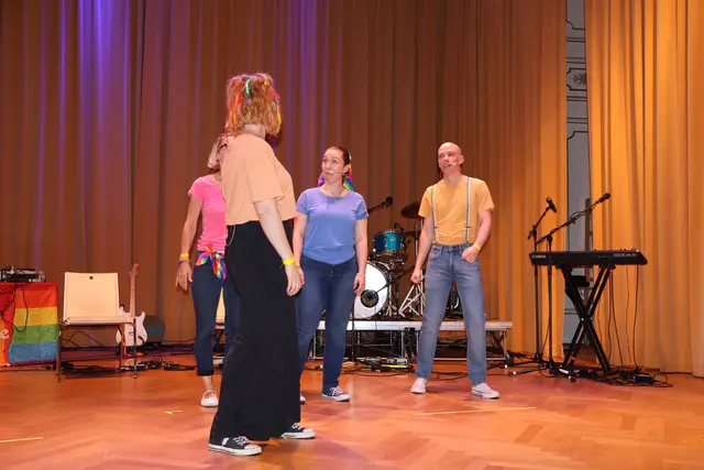 Das Improvisationstheater "Barfuß im Kopf" bekam vom Publikum Impulse für den Auftritt. | Foto: Kathrin Schauer