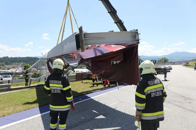 Die zerstörte Werbebrücke wurde entfernt. | Foto: FF/Zeiler