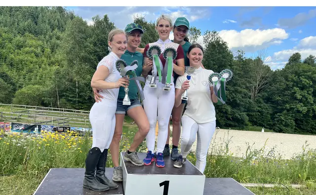 Die erfolgreichen Reiterinnen Hannah Ponweiser, Daniela Pecker, Silke Lindenberger (alle Dressurausbildungszentrum St. Thomas) mit den Veranstalterinnen Edith Schefbänker und Tina Schefbänker. | Foto: Dressur-Ausbildungszentrum St. Thomas am Blasenstein