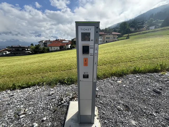 Seit 1. Juli erleichtert drei neue Ticketautomaten den Parkvorgang rund um die Glungezerbahn. | Foto: Kendlbacher