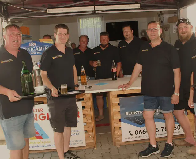 Die Feuerwehrkameraden aus Drumling luden mit Kommandant Wolfgang Kuch an der Spitze zum traditionellen Dämmerschoppen auf den Dorfplatz.