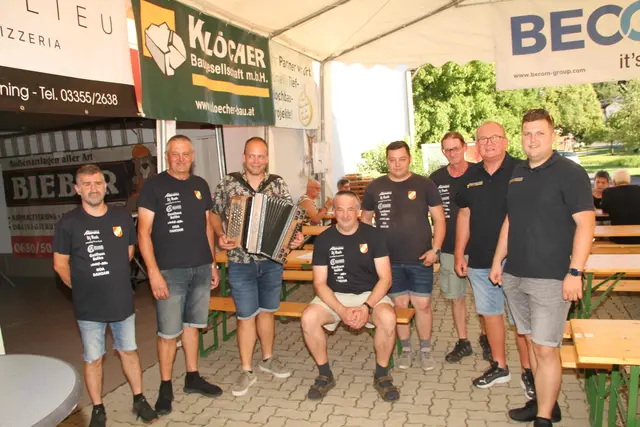 Eine Feuerwehr-Abordnung aus Eisenzicken ließ sich musikalisch einstimmen.