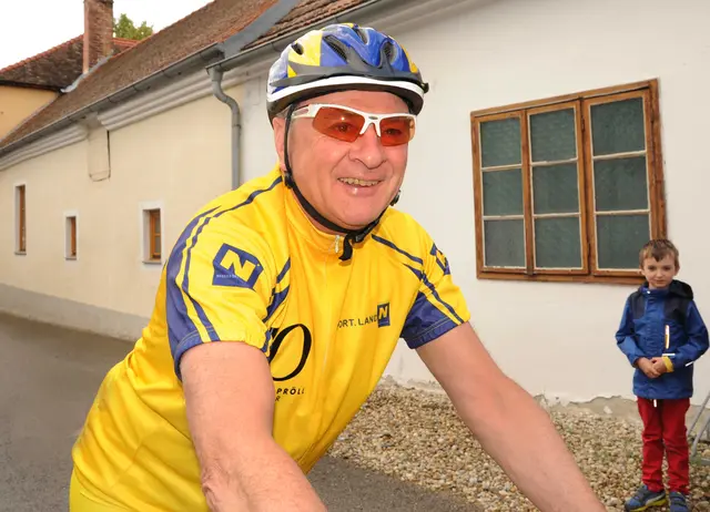 Alt-Landeshauptmann Erwin Pröll ist mit dem Fahrrad gestützt und zog sich Verletzungen im Bereich der Hüfte zu. | Foto: Herbert Schleich