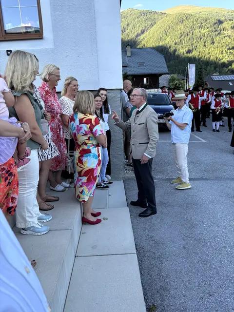 Haslauer begrüßt auch Bewohnerinnen und Bewohner von Lessach | Foto: meinbezirk.at/lungau