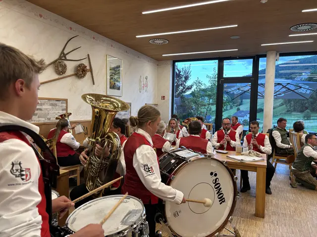Die Trachten- und Schützenmusikkapelle (TMK) Lessach spielte für die Gäste | Foto: meinbezirk.at/lungau