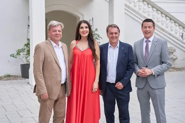 Vor dem Schloss Haindorf: WBNÖ Direktor Harald Servus, Monika Ballwein, WKNÖ Präsident WBNÖ Landesgruppenobmann Wolfgang Ecker und VPNÖ-Klubobmann Kurt Hackl.


 | Foto: WBNÖ/Monihart