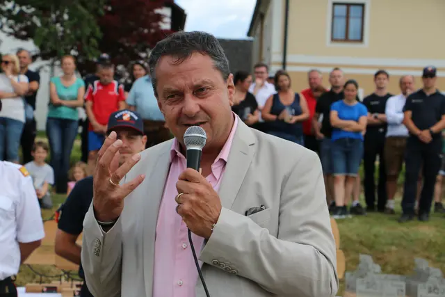 103 Jugend- und 80 Aktivgruppen traten in den verschiedenen Wertungsklassen zum Feuerwehr-Leistungsbewerb (Bezirkswertung) in Riedersdorf an. LAbg. Bgm. Anton Froschauer.  | Foto: Wolfgang Etzelsdorfer