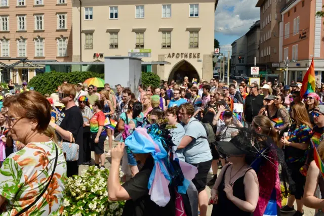 Am Samstagnachmittag versammelten sich die Menschen, um bei der dritten Pride für mehr Vielfalt und Toleranz einzustehen. | Foto: Sascha Trimmel